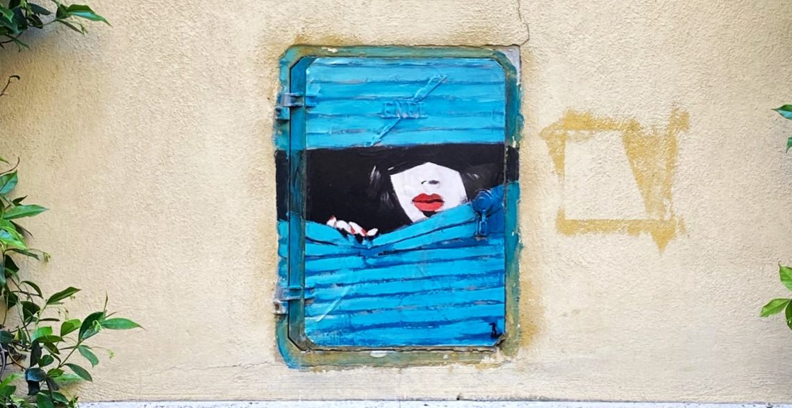 foto volto donna graffiti via Margutta Roma