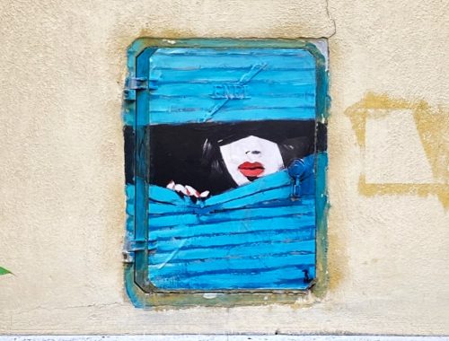 foto volto donna graffiti via Margutta Roma