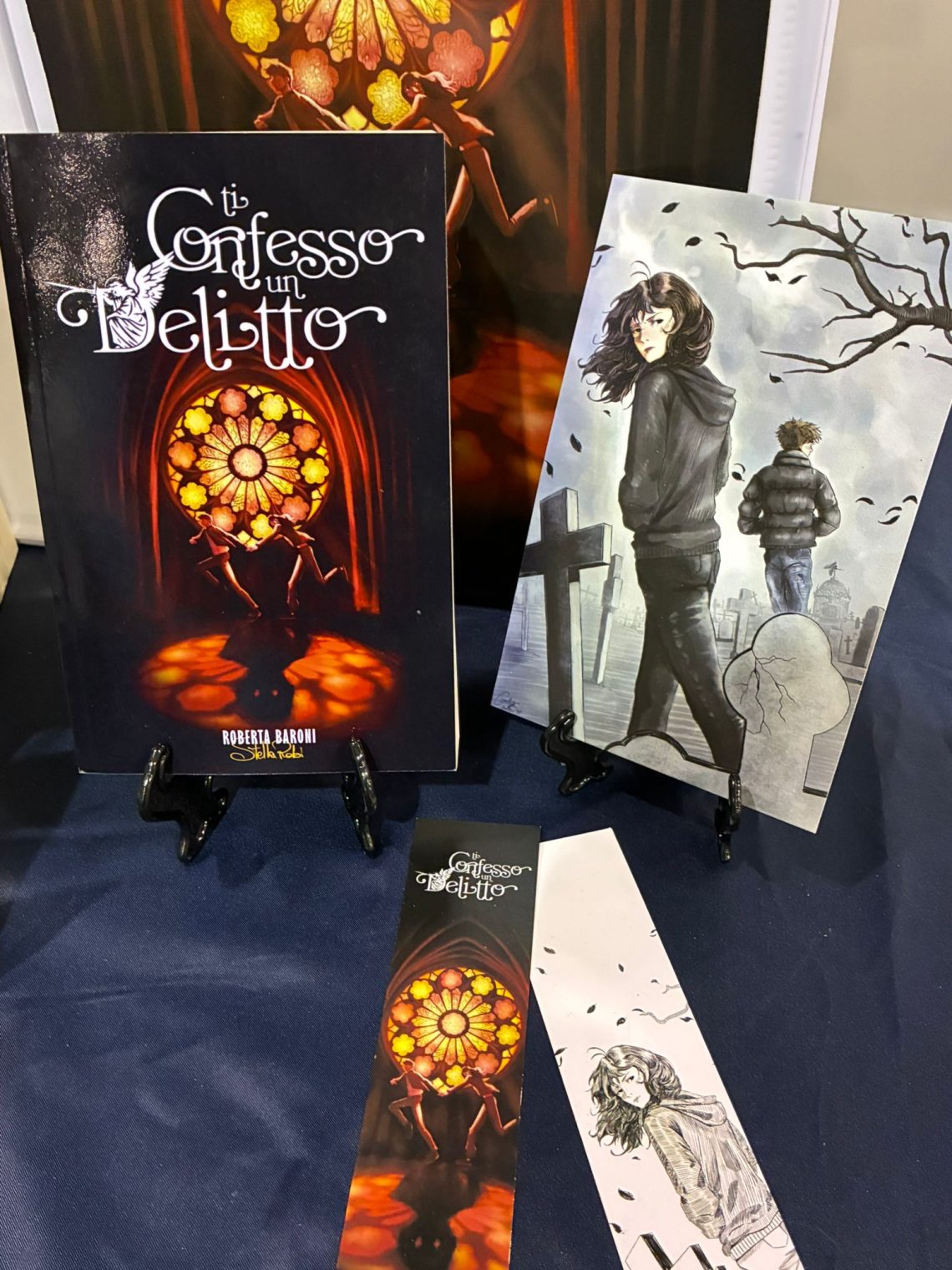 immagine del libro "ti confesso un delitto" al Romics con cartoline e segnalibi di Giuly Art